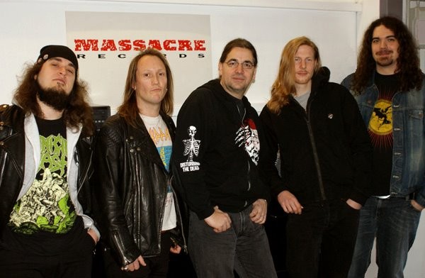 stuttgarter sleaze-metal-band startet durch - Helldorados unterschreiben bei Massacre Records 