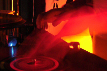 Eine Einführung ins DJing mit Cressida und DJ Gambit