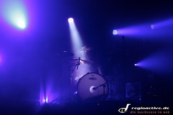 Angels & Airwaves (live in Hamburg, 2012): Das Quartett ist seit diesem Jahr mit dem neuen Drummer Ilan Rubin unterwegs. Ilan Rubin, der Adam Willard am Schlagzeug ersetzt, ist vielen schon bestens als Musiker bei den Lostprophets oder Nine Inch Nails bekannt.